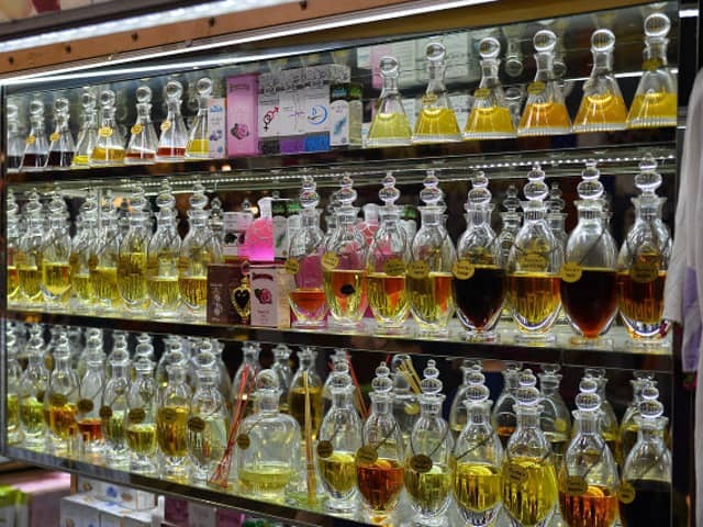 Полка с парфюмерной продукцией